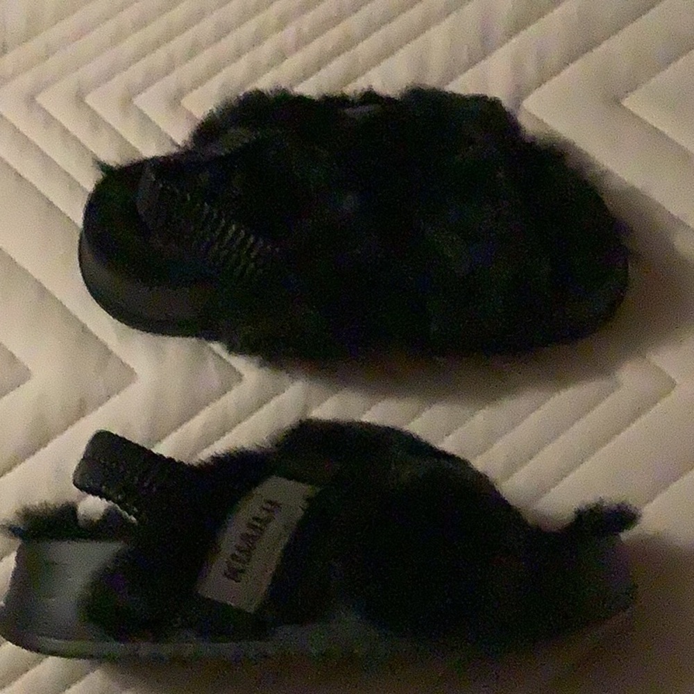 Women’s fuzzy slippers, size 7
